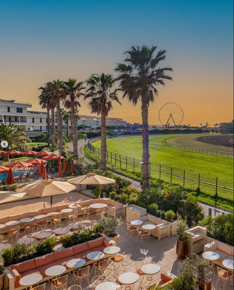 Terrasse Villa M — vue panoramique sur l'hippodrome et la grande roue