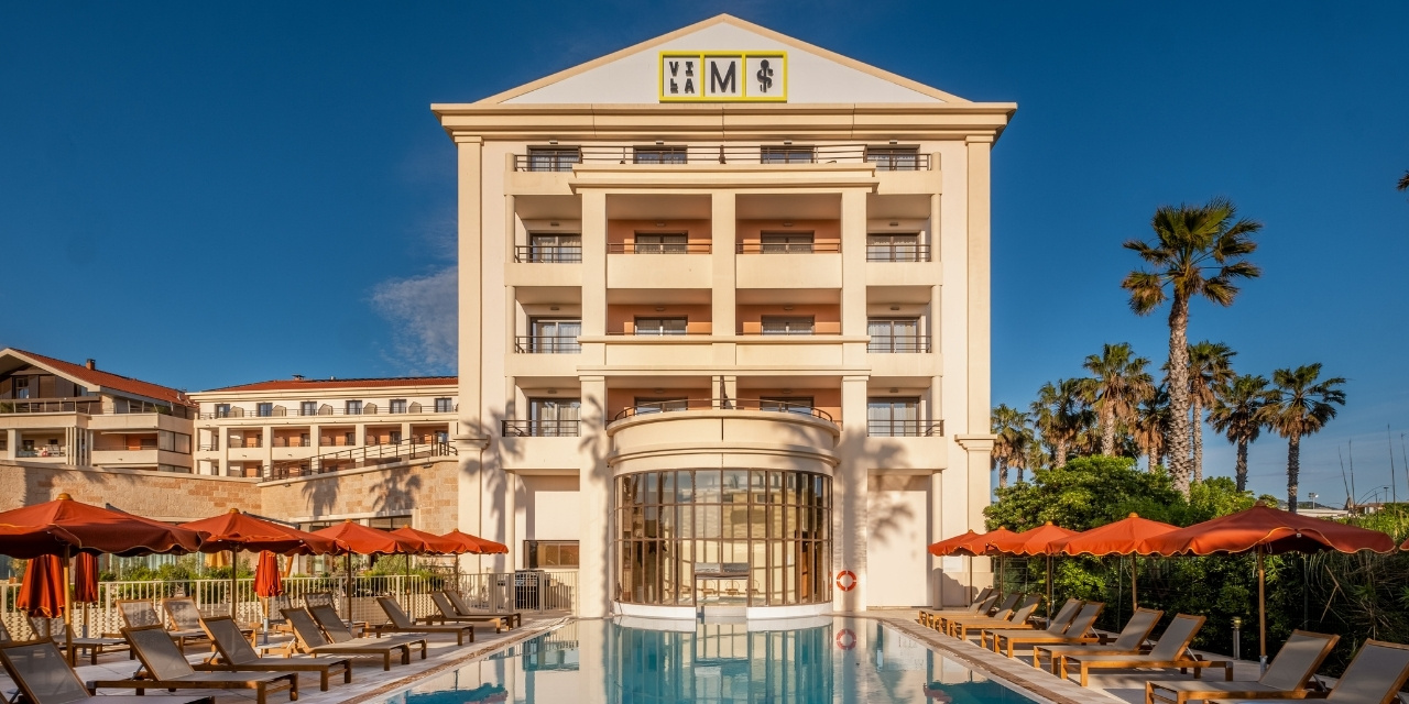Villa M Marseille — façade de l'hôtel avec piscine et palmiers